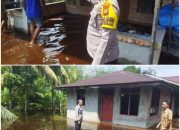 Siap Siaga, Bhabinkamtibmas Buluh Nipis Polsek Siak Hulu Beri Edukasi Dan Cooling System Kepada Warga Korban Banjir