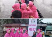 Peduli Kemanusiaan, Ketua Ranting dan Pengurus Bhayangkari Polsek Siak Hulu Bantu Warga Desa Terdampak Banjir