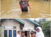 Demi Menuntut Ilmu Kapolsek Perhentian Raja Gendong Anak Sekolah Bantu Seberangi Air dan Antar Kesekolah