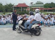 Sat Lantas Polres Kampar Dan Tim ISDC Cabang Riau Sosialisasi Keselamatan Dan Keamanan Berkendara Di SMAN 2 Siak Hulu