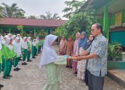 Bulan Penuh Berkah, UPT SDN 023 Pandau Jaya Berikan Buku Amaliyah Secara Gratis Di Bulan Suci Ramadhan 1445 H