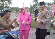 Luar Biasa Komandan, Keluarga Besar Polsek Siak Hulu Berbagi 100 Takjil Kepada Pengguna Jalan Dan Berbuka Puasa Bersama