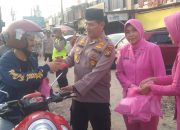 Acungan Jempol, Keluarga Besar Polsek Siak Hulu Berbagi 50 Takjil Kepada Pengguna Jalan Raya Tertib Berlalu Lintas