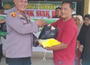 Bantuan Sosial, Polsek Siak Hulu Bersama PT. ABL Lakukan Giat Jum’at Curhat dan Berkah Sekaligus Berbagi Sembako