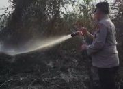 Berjibaku, Memasuki Hari Ke 5 Satgas Karhutla Dipimpin Kapolsek Siak Hulu Lakukan Pemadaman dan Pendinginan kebakaran Lahan