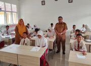 Semangat, Kepala UPT SDN 005 Desa Baru Lakukan Kontrol Siswa Siswi Dalam Pelaksanaan Ujian Semester Ganjil
