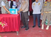 Kadis Kesehatan Kampar Beri Bingkisan Makanan Kepada Personel Pos PAM Nataru Polres Kampar 2024-2025