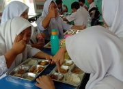 Luar Biasa, Siswa Siswi UPT SMPN 1 Kampar Kiri Hilir Nikmati Makanan Bergizi Gratis Program Bapak Presiden Jenderal TNI (Purn) Prabowo Subianto