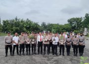 Kado Unik.., Kapolsek Siak Hulu Kompol Pauzi, S.H, M.H Beri Hadiah Bibit Pohon Kepada Anggota Personel Yang Berulang Tahun