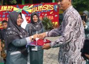 Kepsek UPT SDN 017 Pandau Jaya Kecamatan Siak Hulu Kabupaten Kampar Secara Simbolis Lepas Siswa Siswi Kelas-VI