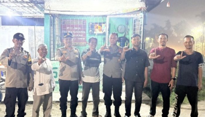 Lagi Lagi..!! Kapolsek Siak Hulu Patroli Malam Sambang Pos Satkamling di Desa Tanah Merah Dan Bagikan Nomor Kontak Pribadi