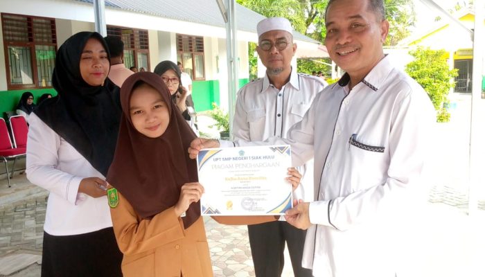 UPT SMPN 1 Siak Hulu Giat Literasi Rutin Rabu Dengan Momentum Hari Kartini, Tujuh Siswi Berprestasi Terima Piagam Penghargaan