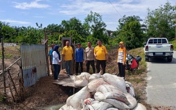 Polisi Cinta Petani..! Beri Bantuan Pupuk Untuk BUMDES Sendayan, Dukung Ketahanan Pangan Desa Kampar Utara