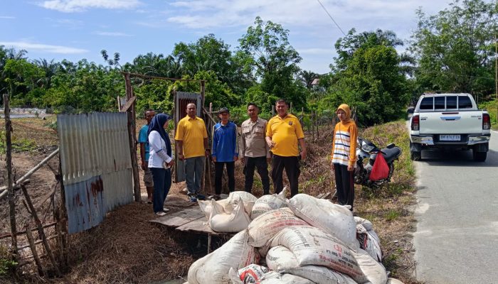 Polisi Cinta Petani..! Beri Bantuan Pupuk Untuk BUMDES Sendayan, Dukung Ketahanan Pangan Desa Kampar Utara