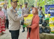 Pimpin Jumat Berkah dan Jumat Curhat di Lubuk Siam, Kapolsek Siak Hulu Salurkan Sembako bagi Janda dan Warga Kurang Mampu