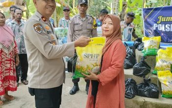 Pimpin Jumat Berkah dan Jumat Curhat di Lubuk Siam, Kapolsek Siak Hulu Salurkan Sembako bagi Janda dan Warga Kurang Mampu