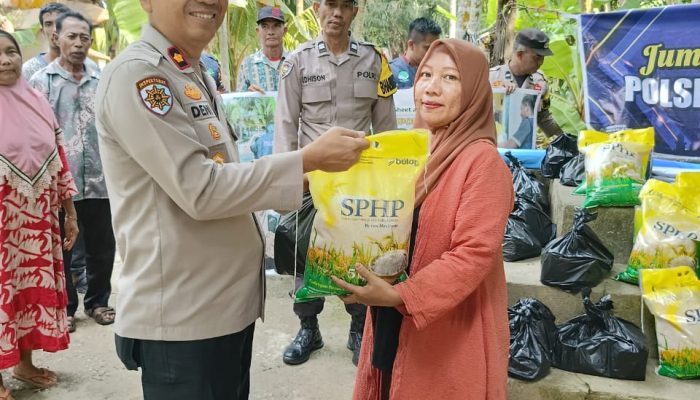 Pimpin Jumat Berkah dan Jumat Curhat di Lubuk Siam, Kapolsek Siak Hulu Salurkan Sembako bagi Janda dan Warga Kurang Mampu