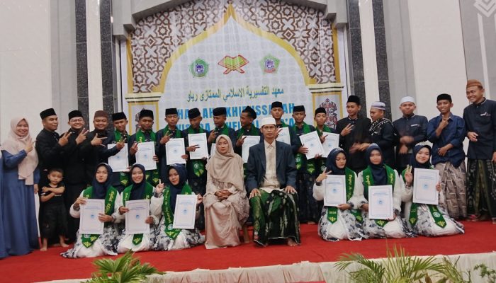 Cetak Generasi Ulama Hafiz Al-Qur’an, Ponpes At-Tafsiriyah Riau Gelar Wisuda dan Haflah Akhirussanah