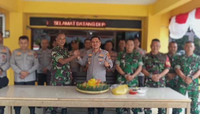Perkuat Sinergitas, Danramil 06/Siak Hulu Beri Kejutan HUT Bhayangkara ke-80 di Mapolsek
