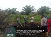 Gerak Cepat..! Kapolsek Siak Hulu Kolaborasi Bersama Anggota Koramil 06/SH Padamkan Api di Desa Buluh Cina