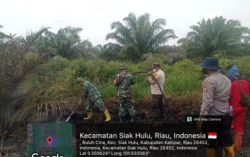 Gerak Cepat..! Kapolsek Siak Hulu Kolaborasi Bersama Anggota Koramil 06/SH Padamkan Api di Desa Buluh Cina