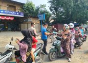 Kanit Reskrim Polsek Kampar Bagikan Masker ke Pengendara di Tengah Kabut Asap