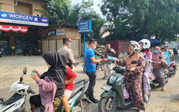 Kanit Reskrim Polsek Kampar Bagikan Masker ke Pengendara di Tengah Kabut Asap