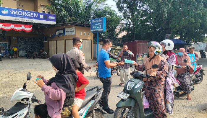 Kanit Reskrim Polsek Kampar Bagikan Masker ke Pengendara di Tengah Kabut Asap