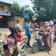 Kanit Reskrim Polsek Kampar Bagikan Masker ke Pengendara di Tengah Kabut Asap