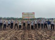 Kapolsek Siak Hulu Pimpin Penanaman Jagung Pipil Kuartal III Bersama Kelompok Tani Mandiri Desa Baru