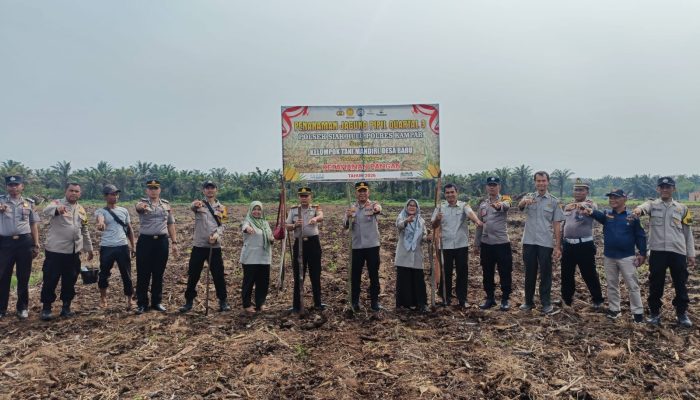 Kapolsek Siak Hulu Pimpin Penanaman Jagung Pipil Kuartal III Bersama Kelompok Tani Mandiri Desa Baru