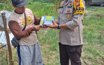 Polsek Kerinci Kanan : Bhabinkamtibmas Kampung Buatan Baru Dukung Kelompok Tani Kendalikan Hama dan Gulma Jagung